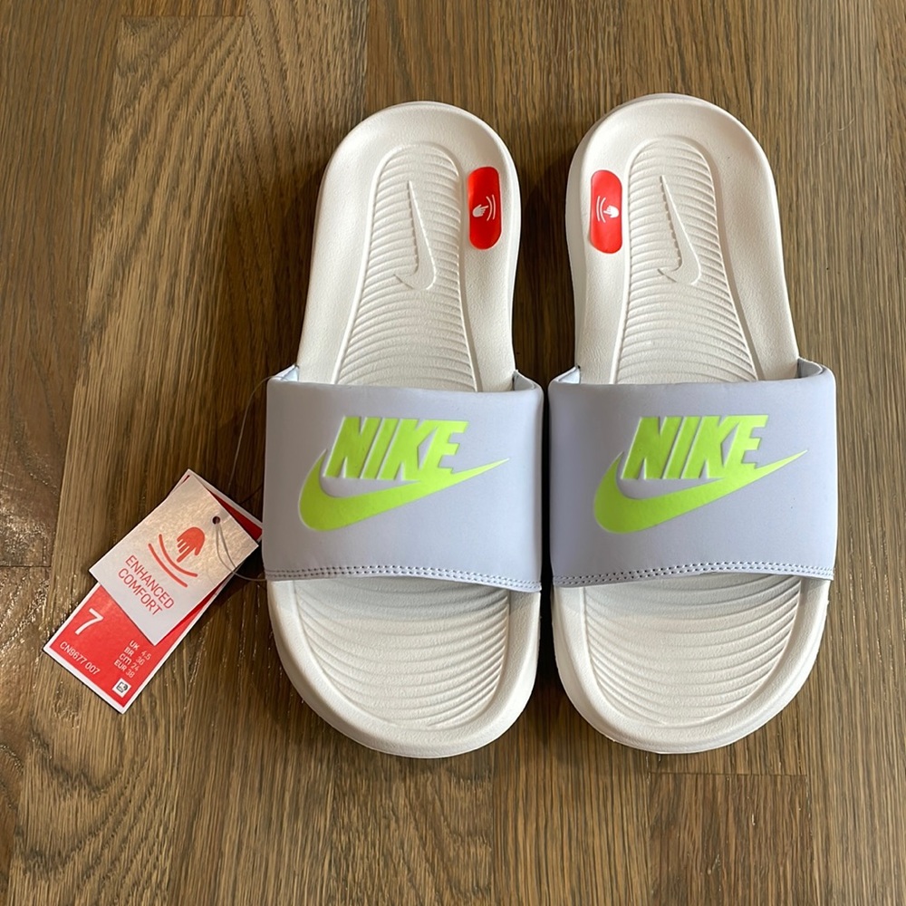 Never Worn Women’s Nike Victori One Slide